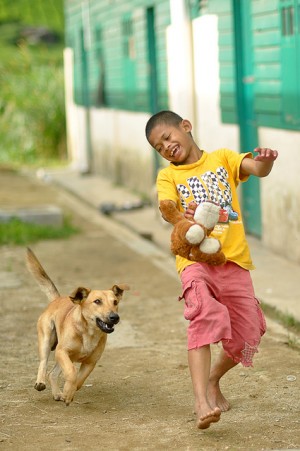 Children_playing_with_a_dog